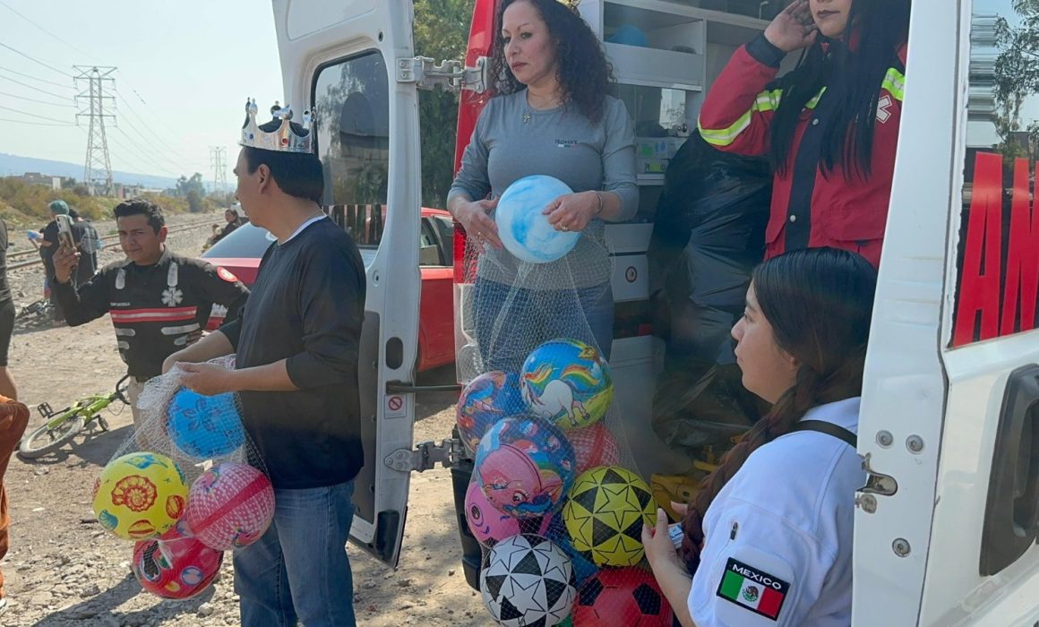 Llevan ilusión de Reyes Magos rescatistas a niños de Nezahualcóyotl