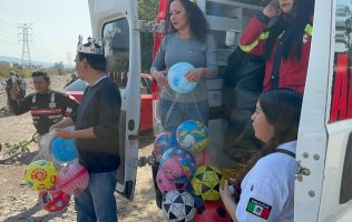 Llevan ilusión de Reyes Magos rescatistas a niños de Nezahualcóyotl