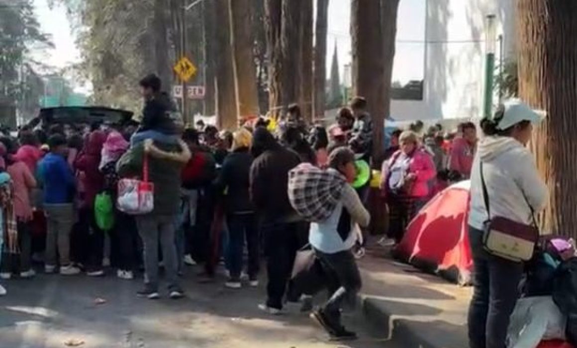 Llevan regalos a los pequeños del Hospital del Niño en Toluca