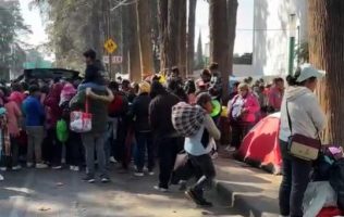 Llevan regalos a los pequeños del Hospital del Niño en Toluca