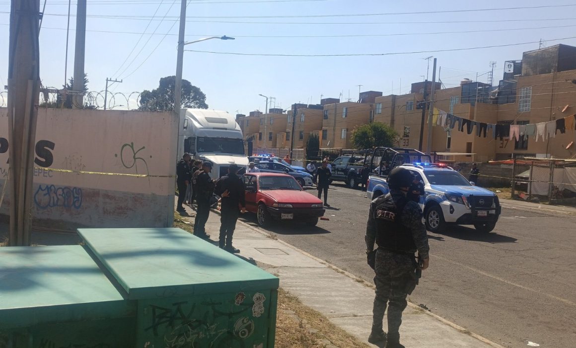 Localizan a hombre sin vida dentro de su auto atrás de kínder Metepec