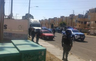 Localizan a hombre sin vida dentro de su auto atrás de kínder Metepec
