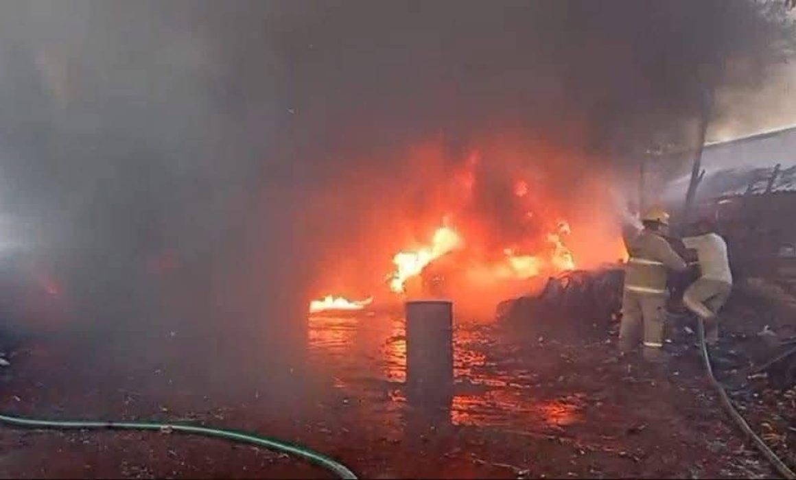 Muere hombre tras explosión en bodega de pirotecnia en Texcoco