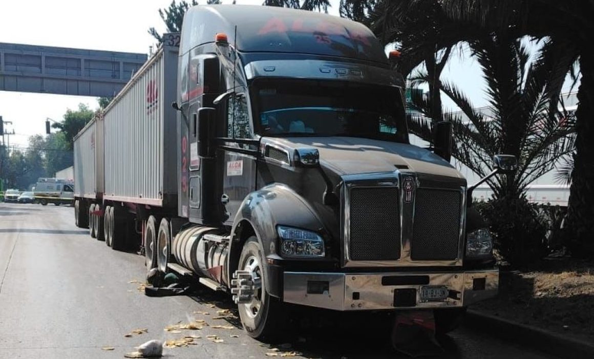 Muere tortillero arrollado por camión; roban mercancía en Tlalnepantla