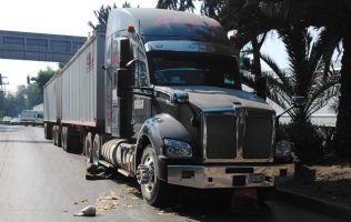 Muere tortillero arrollado por camión; roban mercancía en Tlalnepantla