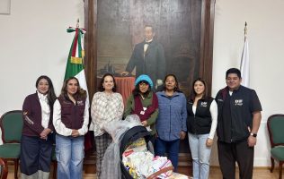 Obsequian pañales y carriolas a primer bebé nacida en Edomex