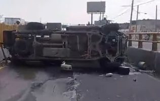 Ocasiona caos vial volcadura de pipa de agua en la México-Puebla