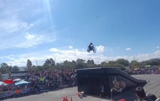 Opaca riña exhibición de motos en feria de Chicoloapan