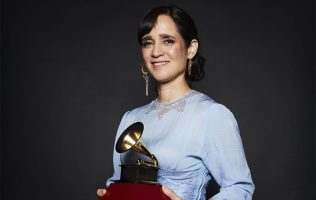 Pasa Julieta Venegas de 'Tijuanilla' a 'Norteña'