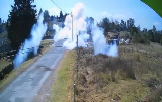Pirotecnia explota a hombre que la transportaba en moto en Jilotepec