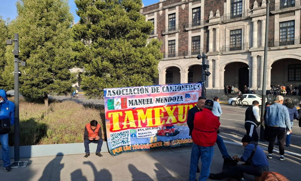 Protestan camioneros en Palacio de Gobierno por cierre de restaurantes