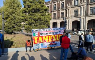Protestan camioneros en Palacio de Gobierno por cierre de restaurantes