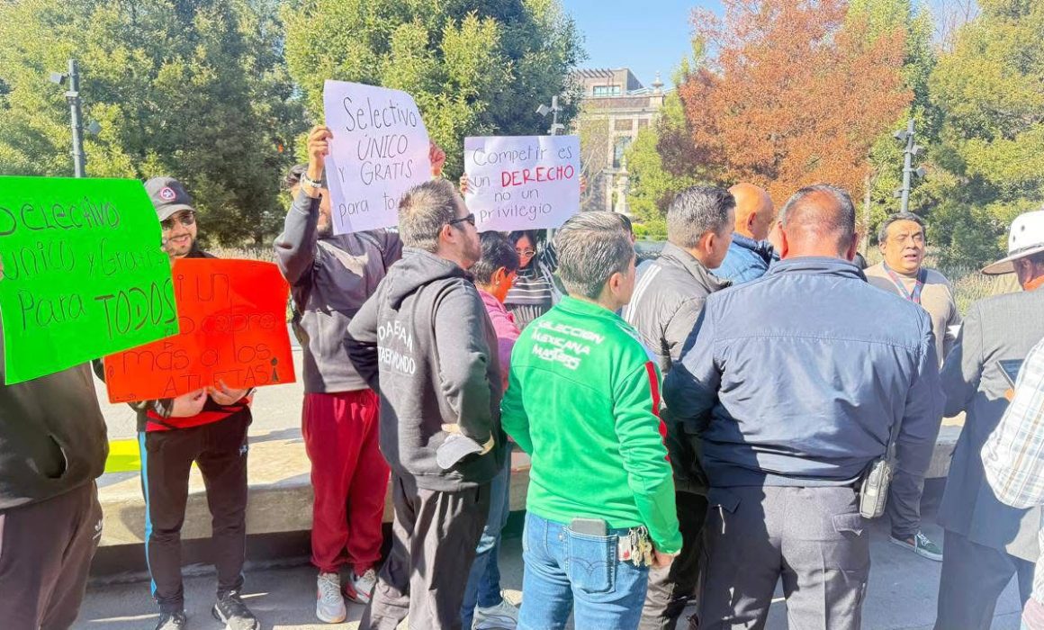 Protestan maestros de taekwondo de Toluca frente al Palacio de gobierno