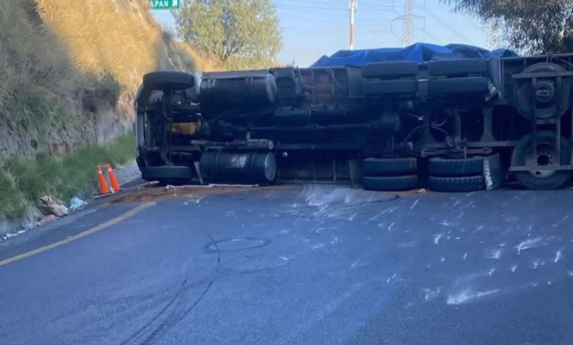 Provoca volcadura cierre parcial en vialidad de Atizapán