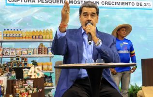 Rechaza juez incorporación de Bruce Fein como abogado de Nicolás Maduro