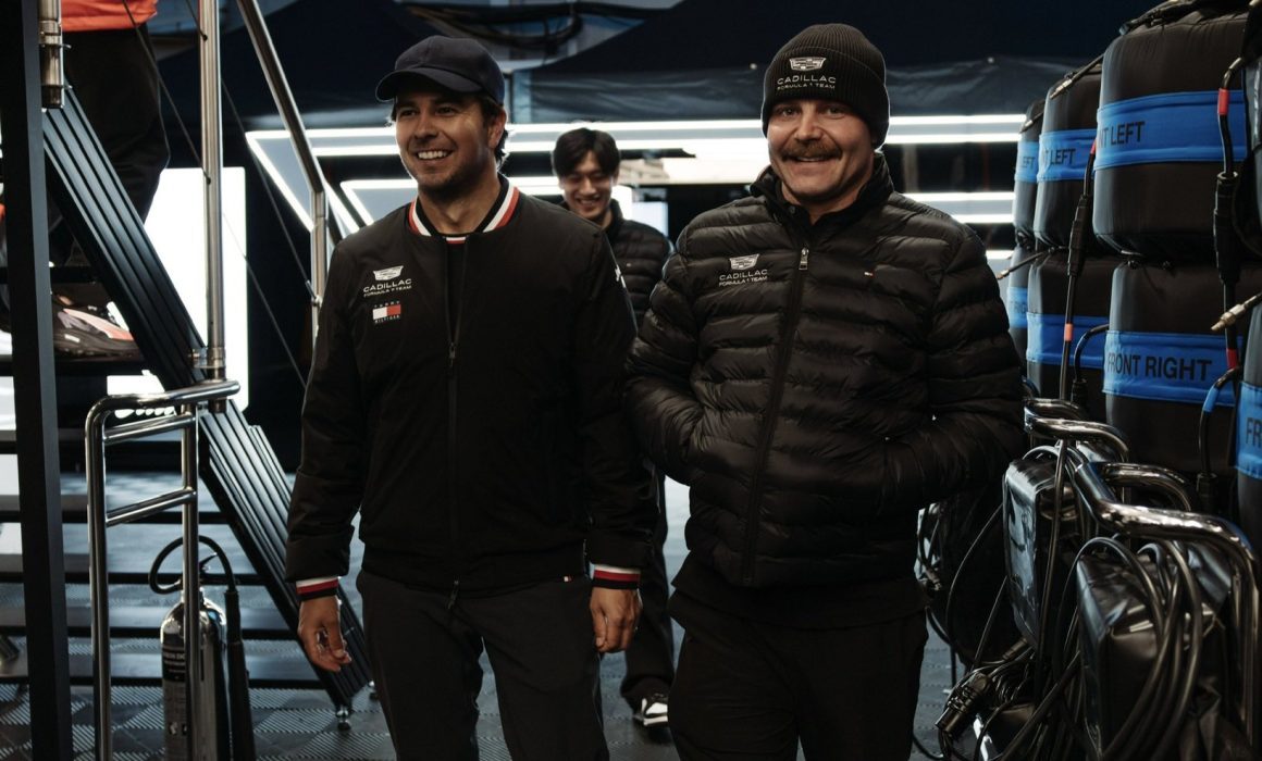 Recibe Checo Pérez regalo especial de Cadillac F1 Tea