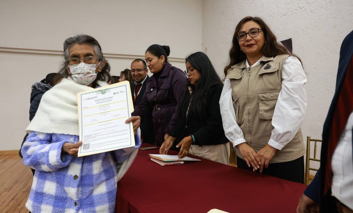 Reconocer el esfuerzo educativo al entregar certificados en Chimalhuacán