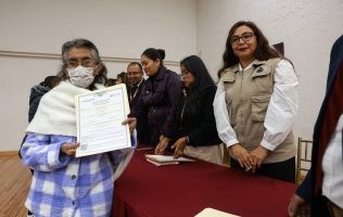 Reconocer el esfuerzo educativo al entregar certificados en Chimalhuacán
