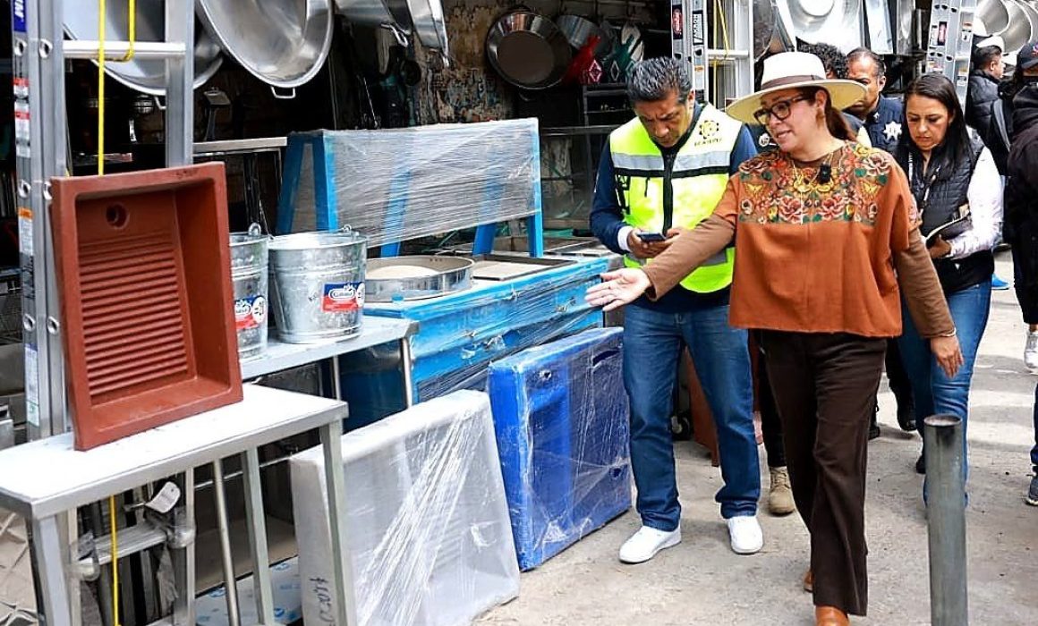Recorre Azucena Cisneros Ecatepec y recupera banquetas para peatones
