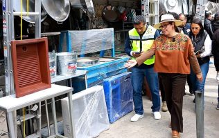 Recorre Azucena Cisneros Ecatepec y recupera banquetas para peatones