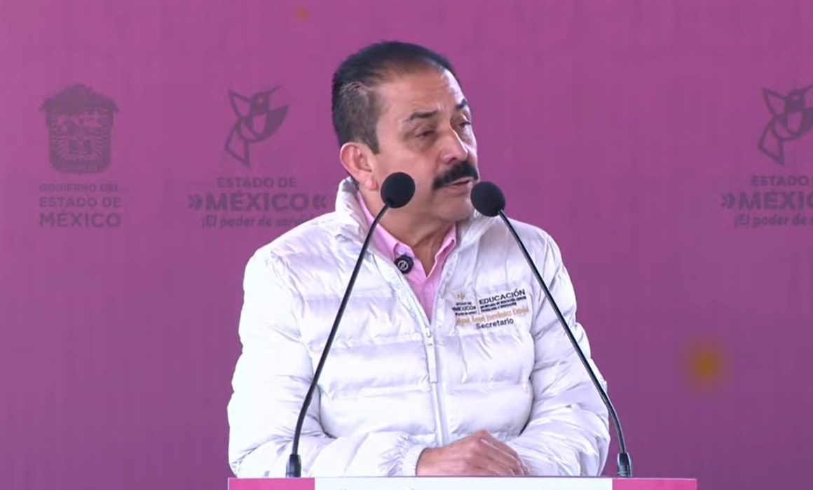 Refuerzan escuelas en Edomex con Mochila de Paz y becas federales