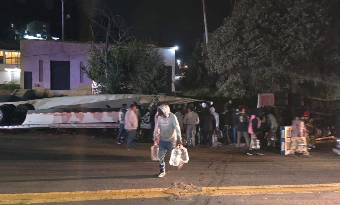 Reportan rapiña tras volcadura de tráiler en la Toluca-Naucalpan