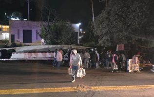 Reportan rapiña tras volcadura de tráiler en la Toluca-Naucalpan