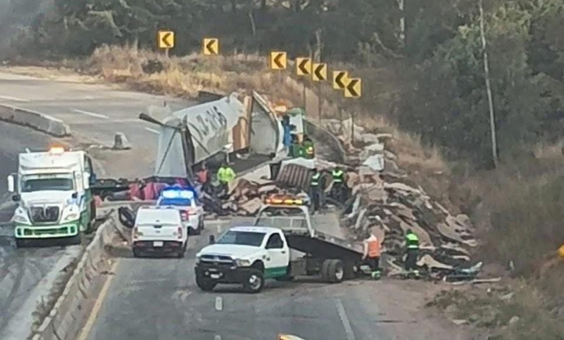 Reportan volcadura de tráiler en Atlacomulco-Acambay y cierre vial total