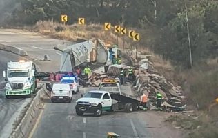 Reportan volcadura de tráiler en Atlacomulco-Acambay y cierre vial total