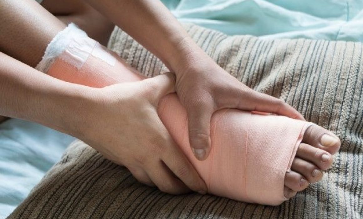 Resulta joven lesionado del pie tras accidente con pipa en Ecatepec