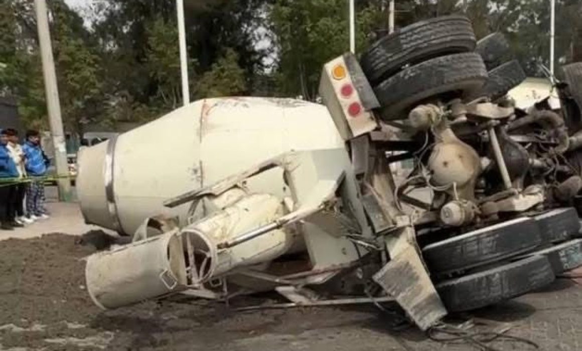 Ocasiona accidente revolvedora sin frenos en Almoloya de Juárez