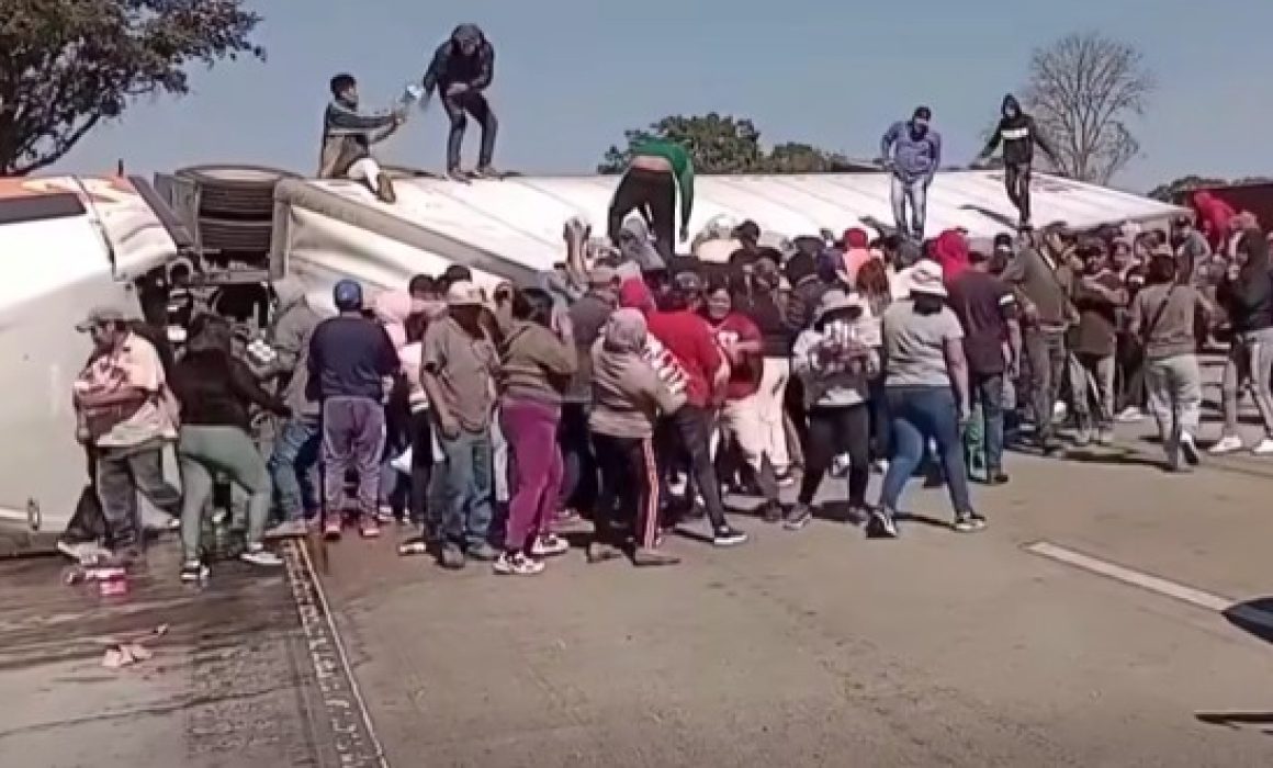 Saquean carga tras volcadura en Jilotepec; paraliza la México–Querétaro