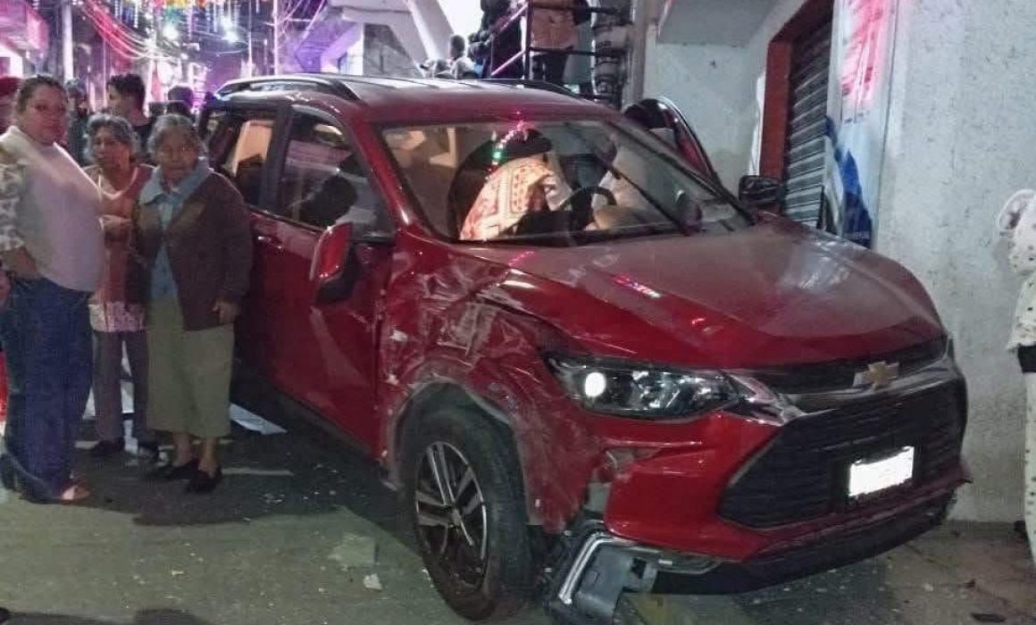 Se lleva autobús a camioneta en Xonacatlán; mujer resultó herida