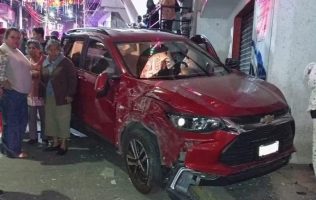 Se lleva autobús a camioneta en Xonacatlán; mujer resultó herida