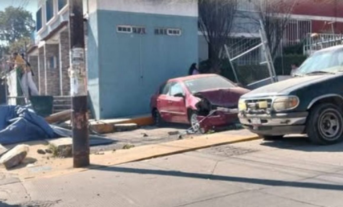 Se queda sin frenos patrulla y choca con autos en Tultitlán