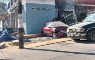 Se queda sin frenos patrulla y choca con autos en Tultitlán