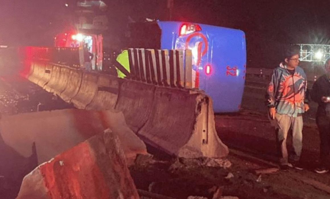 Se vuelca camión de pasajeros en Ecatepec; causa cierre por 4 horas