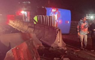 Se vuelca camión de pasajeros en Ecatepec; causa cierre por 4 horas