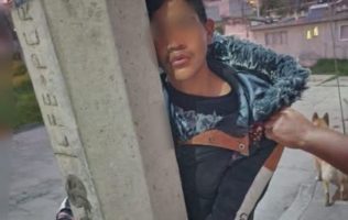 Someten pobladores de Tenango a ladrón y lo amarran a un poste