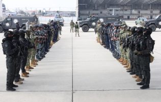 Trasladan desde el Altiplano a decenas de presos rumbo a Estados Unidos