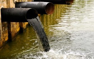 Viven entre aguas negras y autoridades de Joquicingo los ignoran