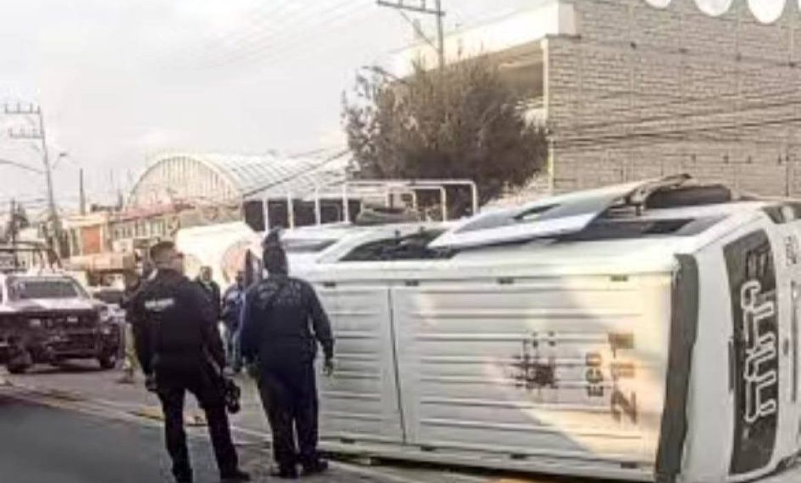 Volcadura de combi en San Cristóbal deja 4 pasajeros lesionados