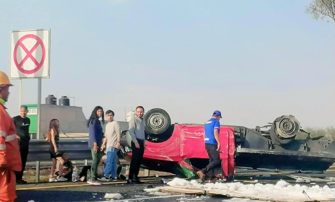 Vuelca camioneta de hielo en la autopista México-Pachuca