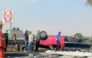 Vuelca camioneta de hielo en la autopista México-Pachuca