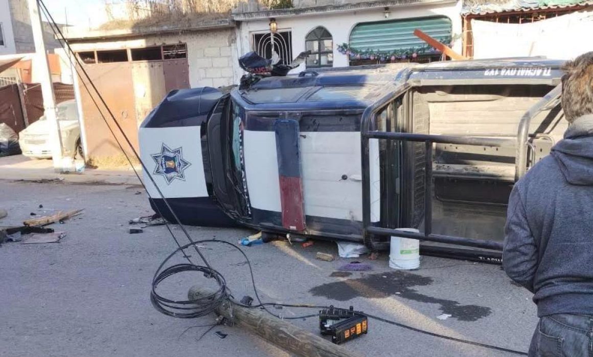 Vuelca patrulla de la Policía de Toluca; oficial presentó malestar