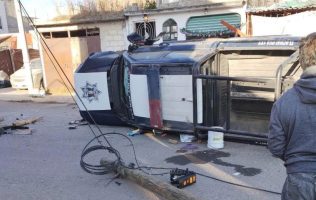 Vuelca patrulla de la Policía de Toluca; oficial presentó malestar