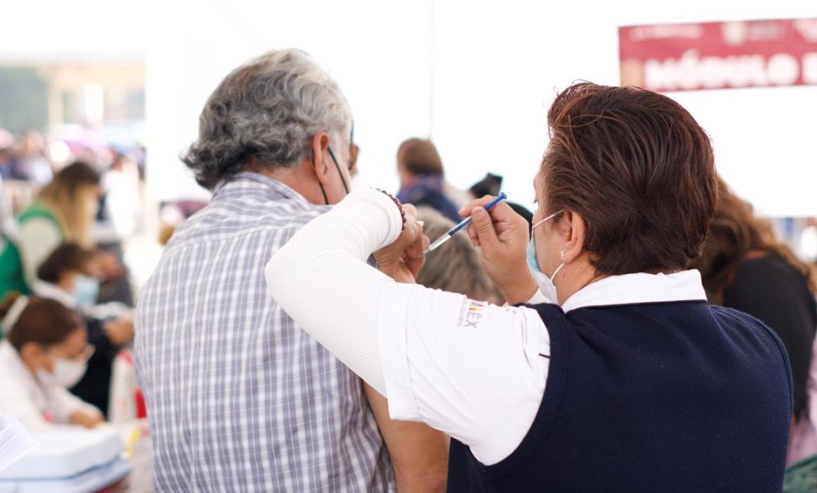 Aprovecha alcalde de Cuautitlán Izcalli megajornada y se vacuna