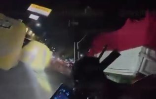 Arrolla conductor a motociclista y huye en Ecatepec