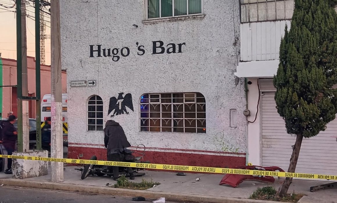 Arrollan y matan a motociclista en Toluca; mujer lucha por sobrevivir