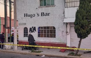 Arrollan y matan a motociclista en Toluca; mujer lucha por sobrevivir